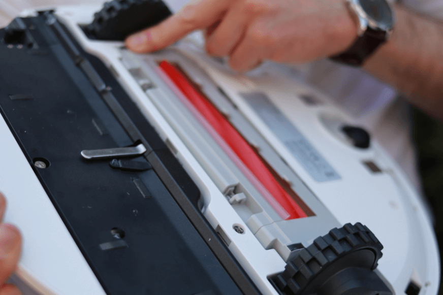 Die schwimmend verbaute Bürstenhalterung des Roborock S7 wird zur rechten Seite gekippt